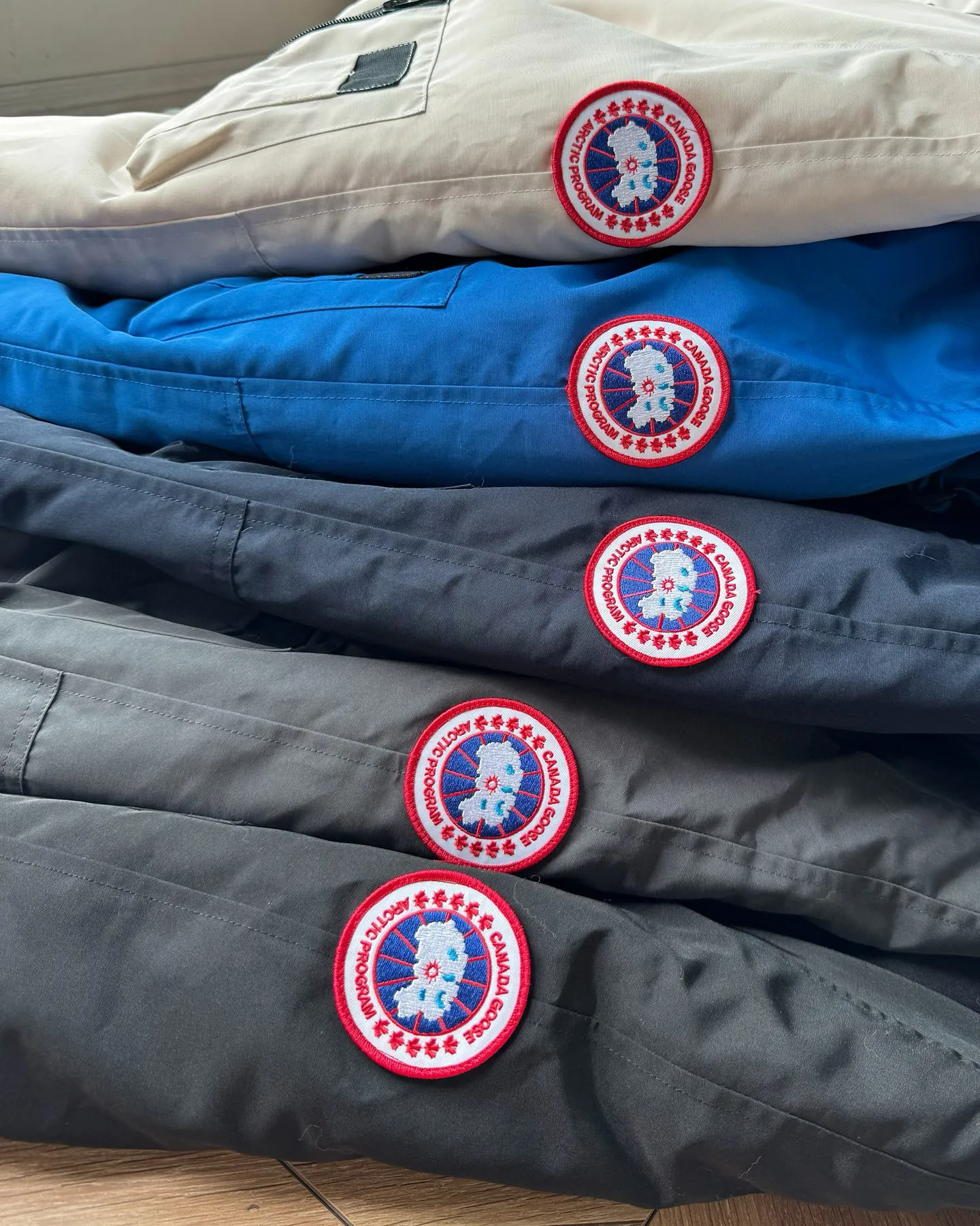 P720 🆕Top version! Comes with a tote bag! Chip version💰𝑪𝒂𝒏𝒂𝒅𝒂 𝑮𝒐𝒐𝒔𝒆/Canada Goose Chilliwack Goose 01 bomber jacket down! The top original replica version refers to the highest version in China currently (there is no one) ⚠️Note: There is no foundry in China! ! ! Saying it is original order, ZP goods, pure original goods, etc. is just a gimmick by some peers. Do not be deceived!  ⚠️Note: The latest version of this year’s authentic product has a strap (the latest version can be bought at the newly opened Galeries Lafayette Canada Goose counter in Beijing) ⚠️Note: (The authentic product does not have blue wash marks this year) Version comparison introduction 1⃣️Top replica: Made of 18-count polyester-cotton blended fabric imported from South Korea (authentic synchronized fabric), national standard 90 white duck down, western Canadian coyote hair 2⃣️Mid-range version: Made of domestically produced 21-count polyester-cotton fabric, 50% standard white duck down, Eastern Canada coyote hair, top original goose analysis Analysis 1 (wolf hair): All customers are guaranteed to receive a fur collar that is grayer than the original color. Each wolf hair is 55cm long and 14cm wide, all made from wild first-grade gray wolf skins in western Canada! Analysis 2 (Trademark): We use dyed embroidery thread to truly achieve 100% reproduction of the trademark, ensuring that the embroidery thread is exactly the same as ZP, with zero color difference and 100% reproduction of the map letters! (We can guarantee that no one in our industry is more attentive and professional than us!) Analysis 3 (fabric): As we all know, the Canada Goose ZP fabric in previous years was a 21-count polyester-cotton washed, calendered and brushed fabric that was relatively hard. Last year and this year, dozens of authentic products purchased were all made of 18-count pure cotton fabrics, and we finally decided to use 18-count polyester cotton! (ZP synchronized fabric) Analysis 4 (Accessories): Domestic exclusive version of Velcro, one to one Y-shaped double hook original Velcro, YKK zipper, exclusive original workmanship of washed threaded down jacket!  Authentic products are not 100% perfect and flawless. Authentic products also have velvet hair loss, and most of the authentic wolf fur is mainly eastern yellow wolf fur. (Because our wolf skins are all auctioned at the same auction house as authentic products) There is an auction list to prove it.  At the same time, I will teach you a trick: buy an authentic product from Tmall, buy a piece of clothing from a merchant you trust at the same time, and come back to compare the details. ⚠️ Remember you get what you pay for! Don't be greedy for small gains, or you will suffer big losses! Color: Black Navy Beige Graphite Gray Royal Blue Size: XS S M L 54 120 84 79 140-160 XL 56 124 86 81 160-180 XXL 58 128 88 83 180-200